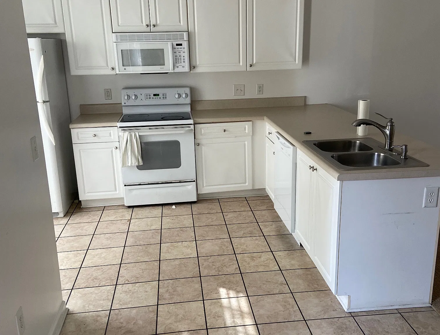 3 bed, 2.5 bath, 1300 sqft, $2,400 — Photo 2