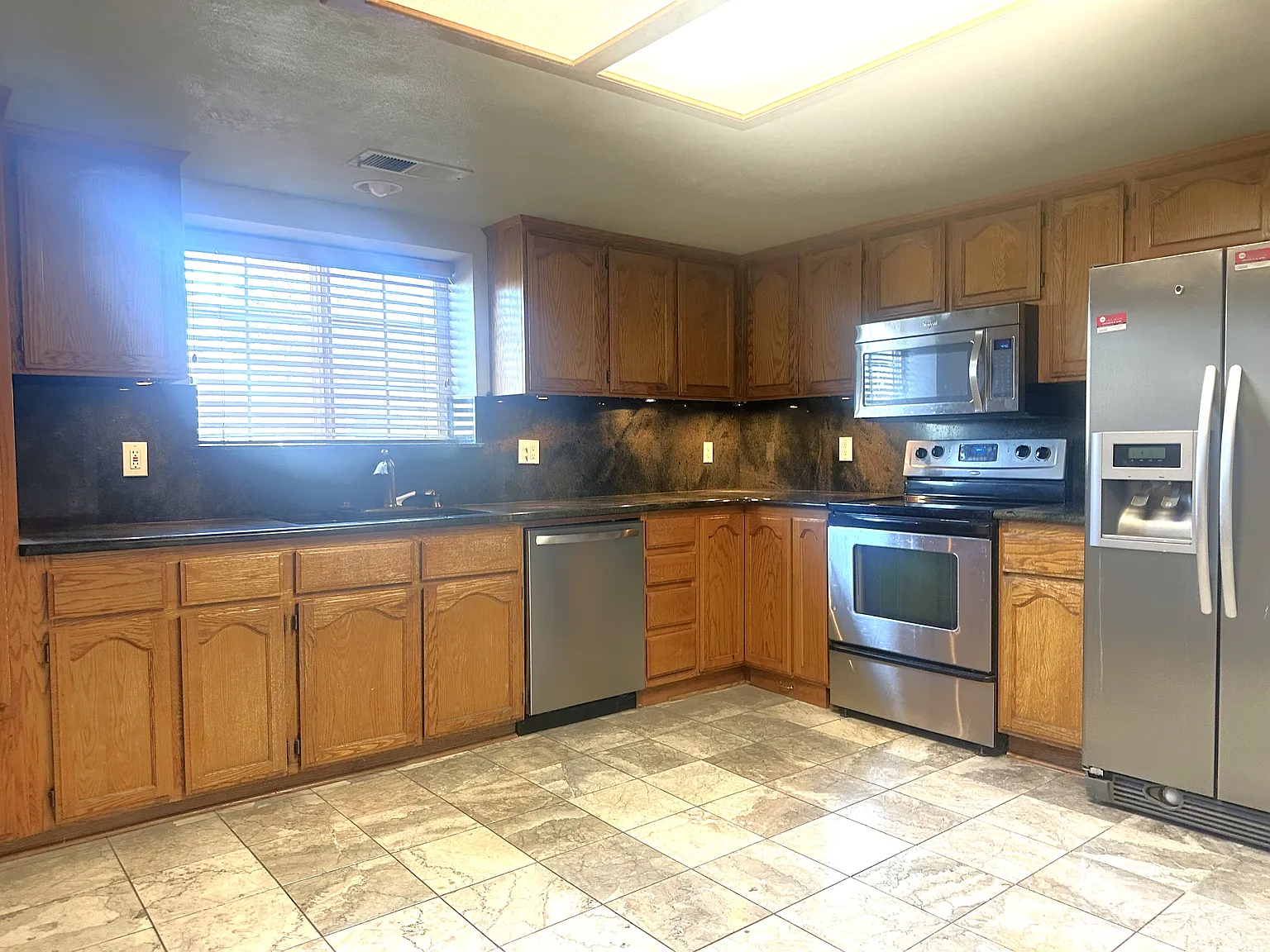 3 bed, 1900 sqft, $2,250 — Photo 3