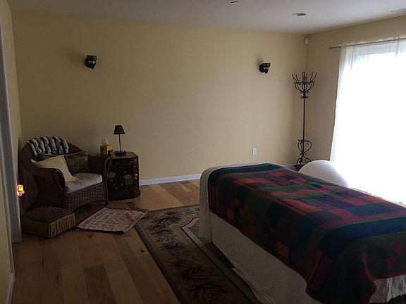 4th image of 102 E Macarthur St