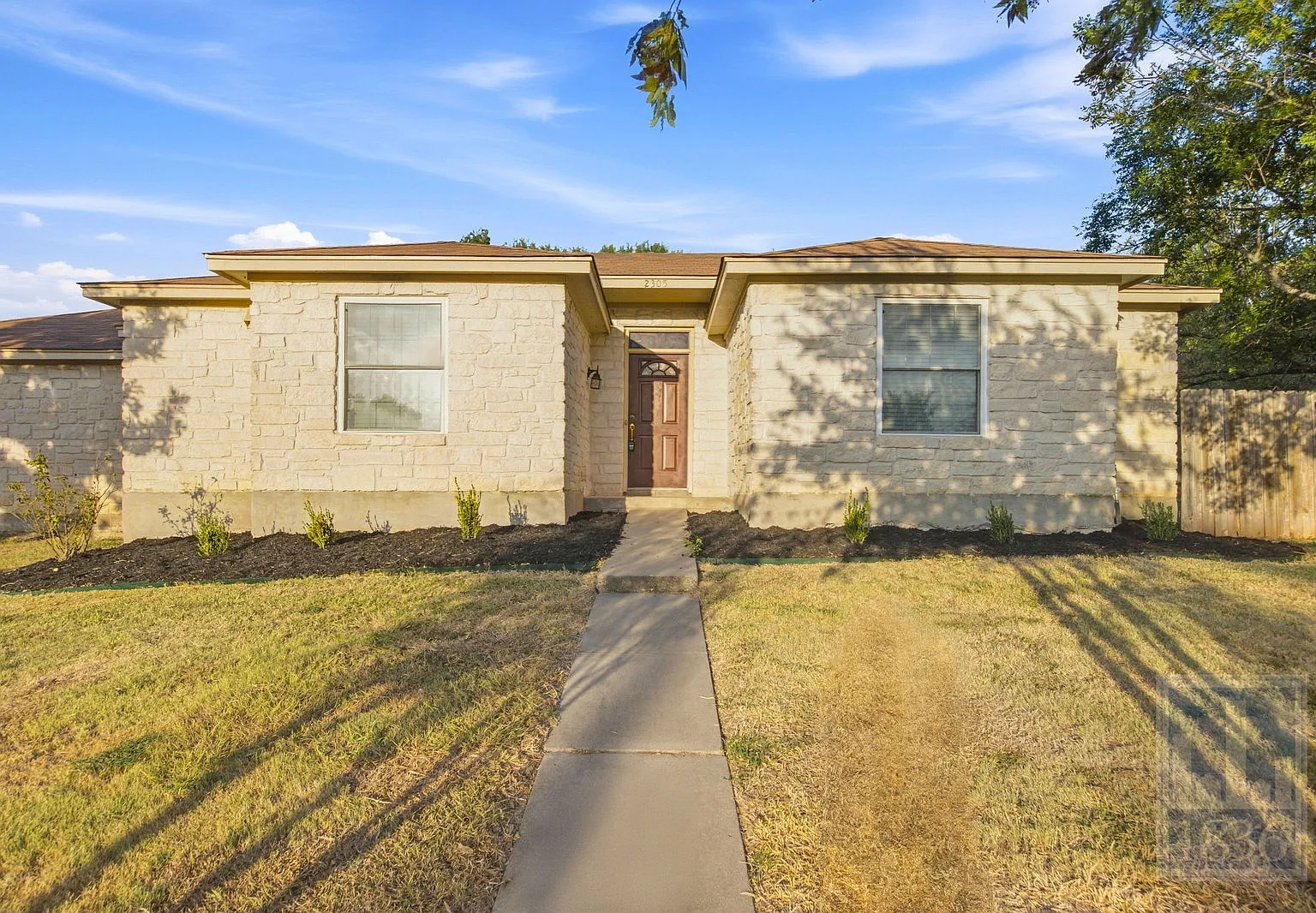 3 bed, 2.0 bath, 1387 sqft, $1,850 — Photo 1