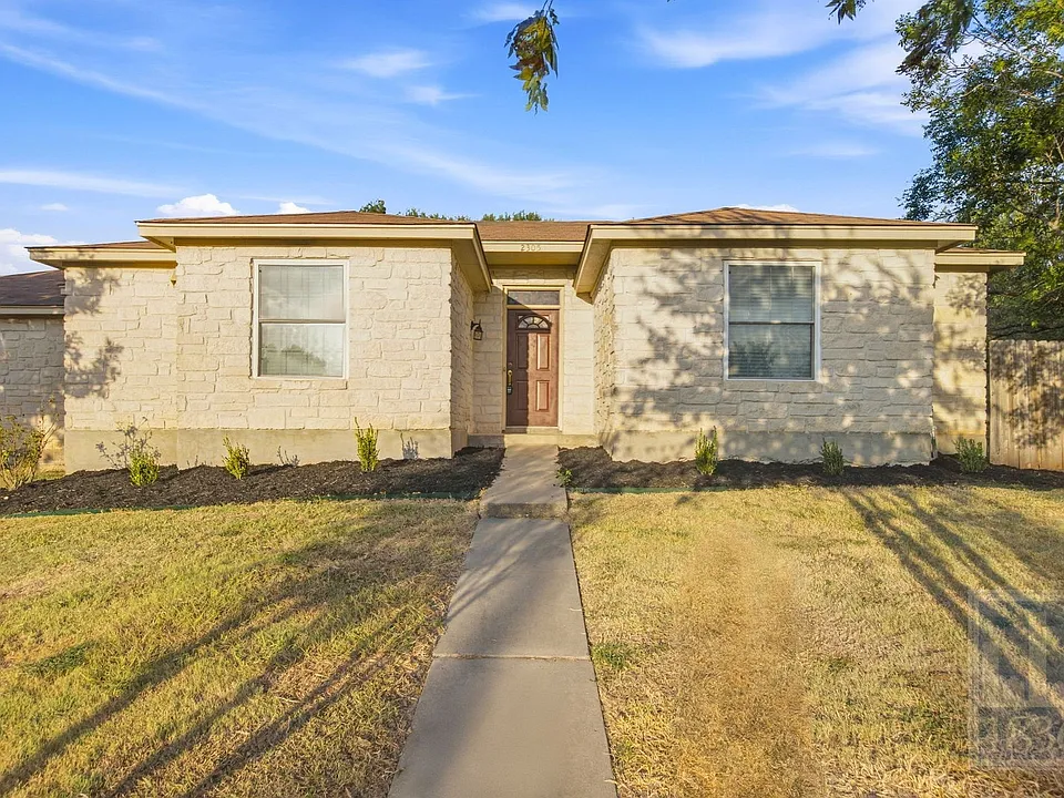2305 Stratford Dr