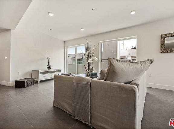 4th image of 1810 Pandora Ave Unit 402