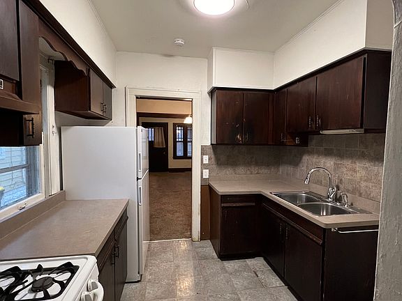 3rd image of 625 Cottage Grove Ave