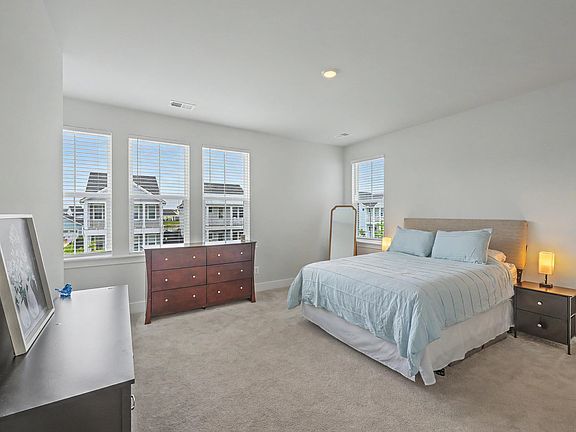 4th image of 220 Orwel St