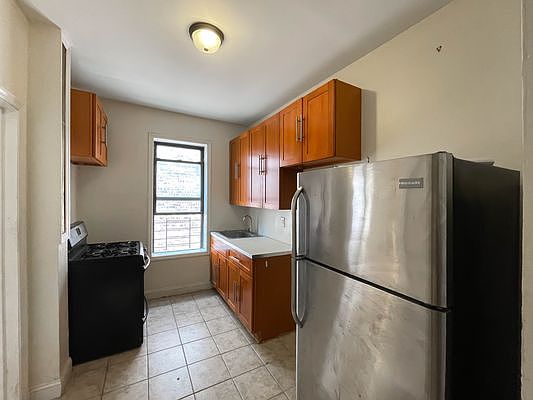 2nd image of 2025 Regent Pl APT D10