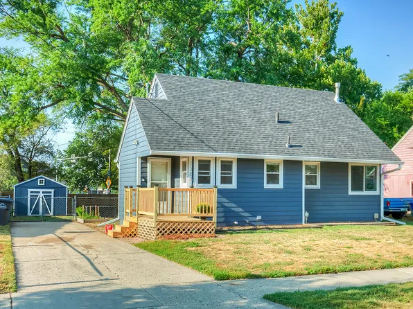2304 Farwell Rd, Des Moines, IA 50317