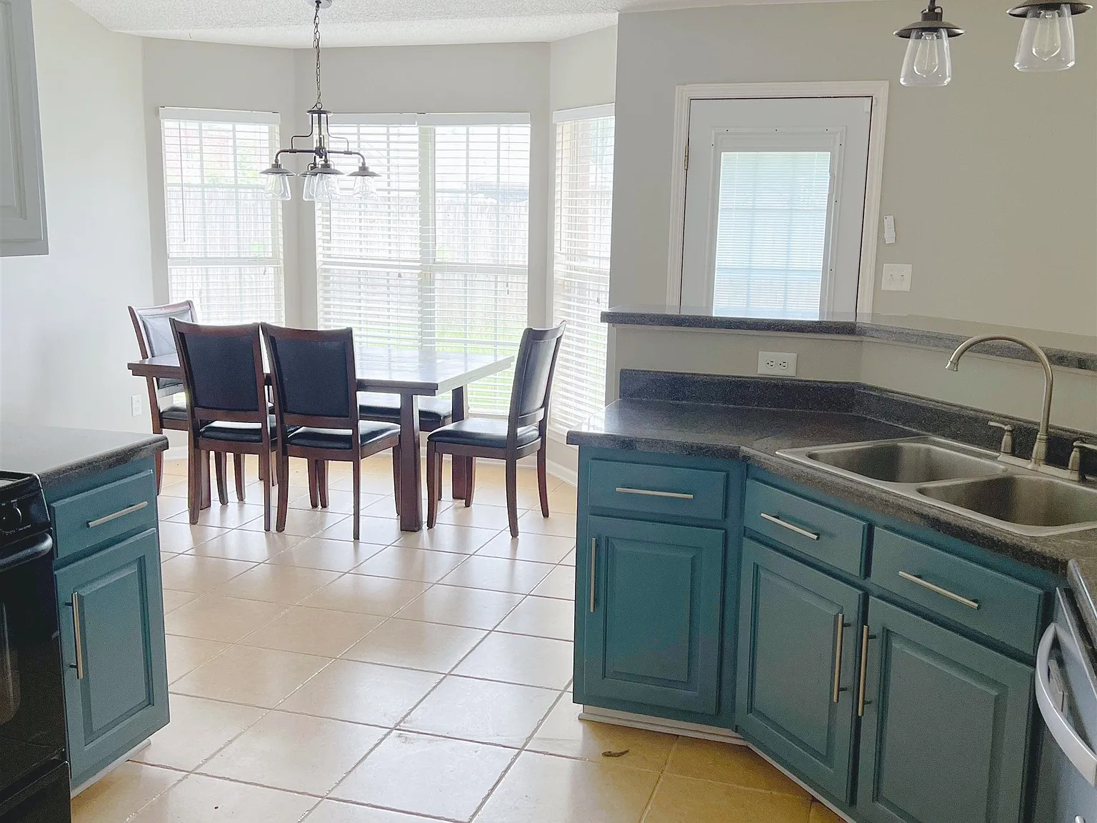 3 bed, 2.0 bath, 1876 sqft, $1,945 — Photo 3