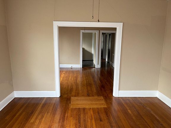 Livingroom - Looking into dining room