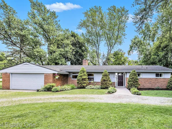 124 Belhaven Dr, Troy, MI 48085