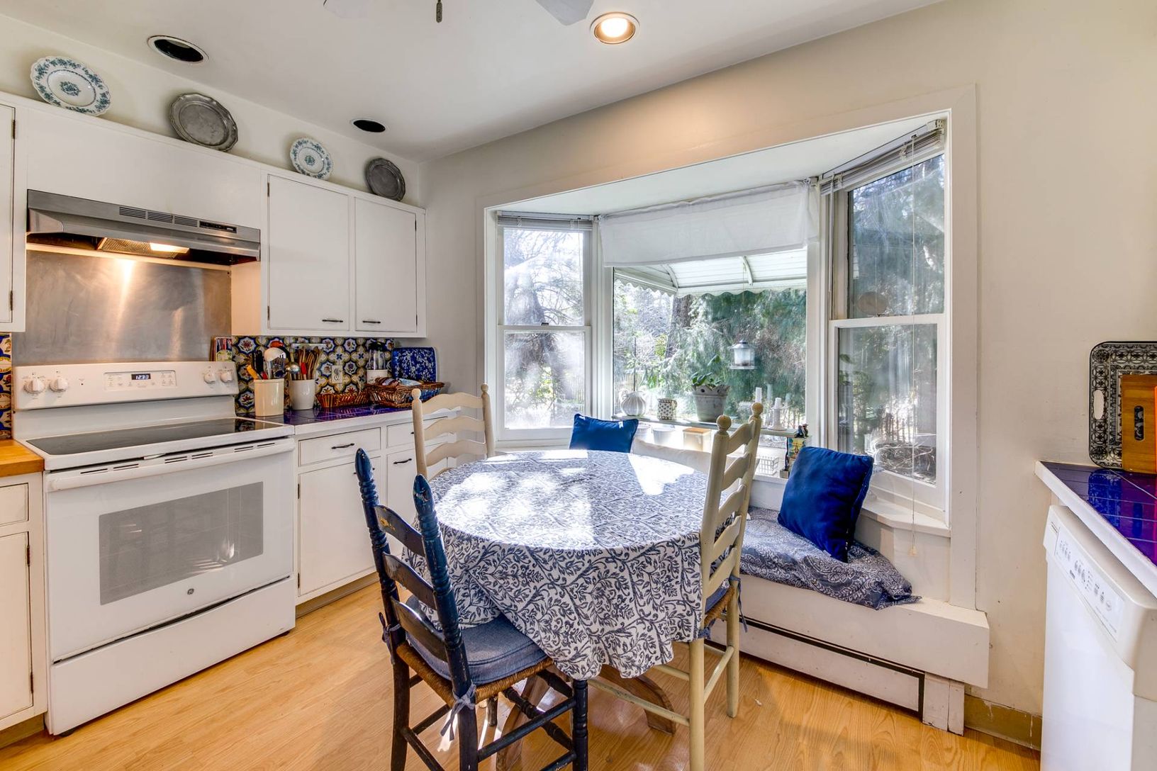  Eat -in kitchen