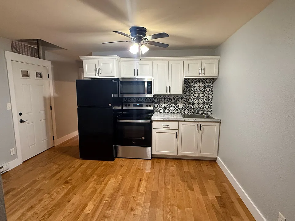 270 W 17th St #13