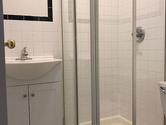 5th image of 241 Irving Ave APT 1L