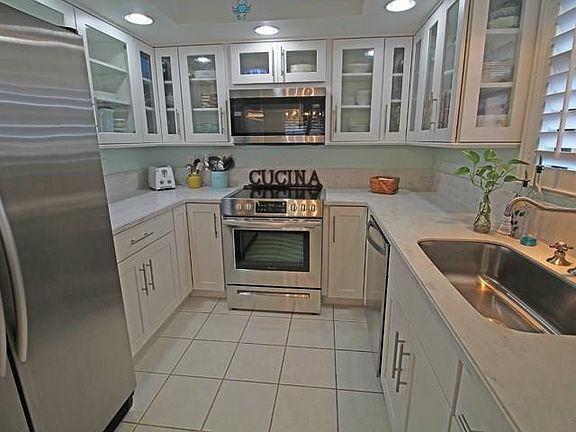 2nd image of 390 SW South River Dr APT 201