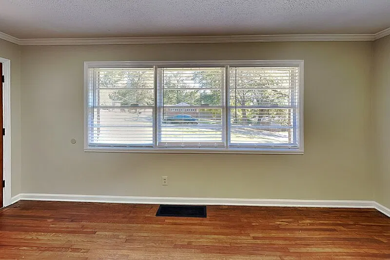 3 bed, 2.0 bath, 1562 sqft, $1,300 — Photo 3