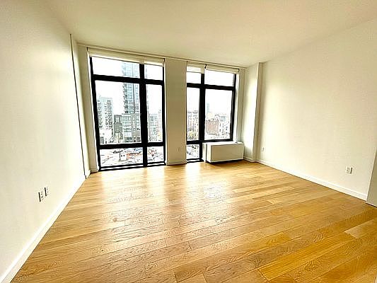 2nd image of 4107 Crescent St APT 5C