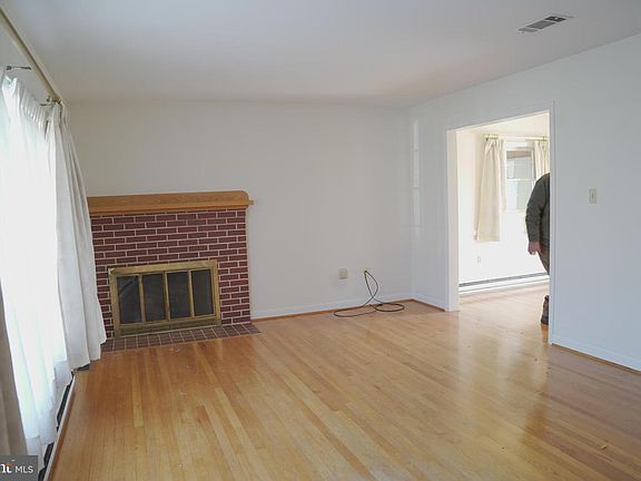 4th image of 176 Princeton St