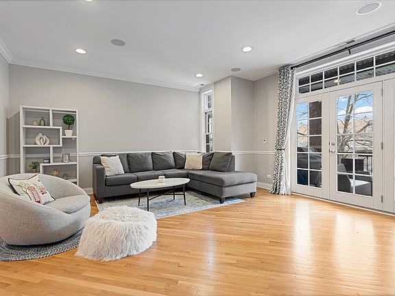 3rd image of 723 W Diversey Pkwy #3E