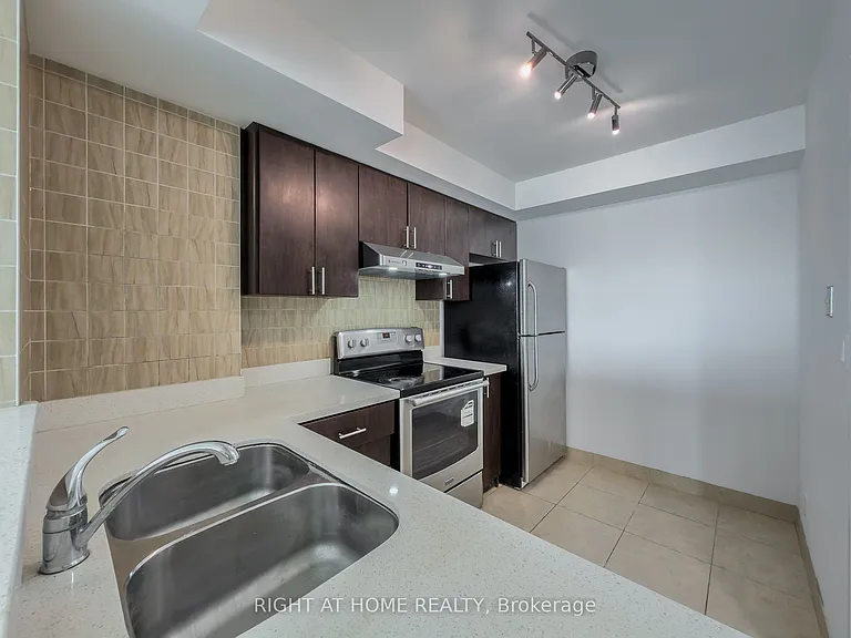 8 Lee Centre Dr #1008 — Photo 7