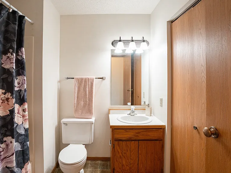 Fargo, ND Westview Towers Apartments | Bathroom