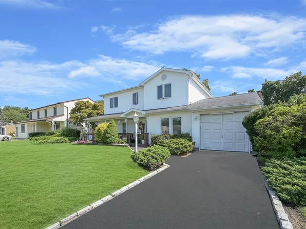 104 Flintridge Drive, Holbrook, NY 11741