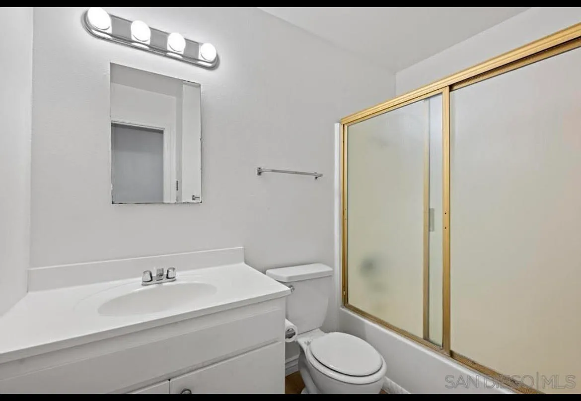 2 bed, 896 sqft, $1,600 — Photo 2