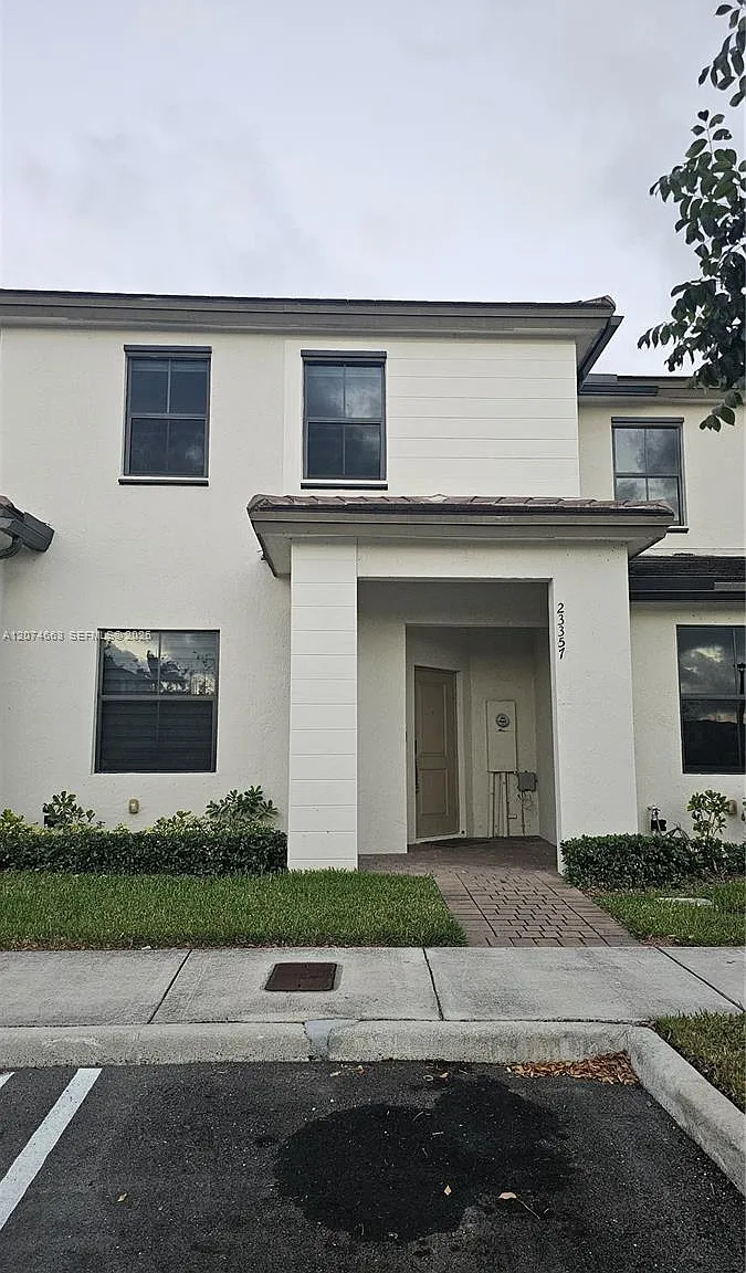 3 bed, 2.5 bath, 1612 sqft, $2,800 — Photo 1