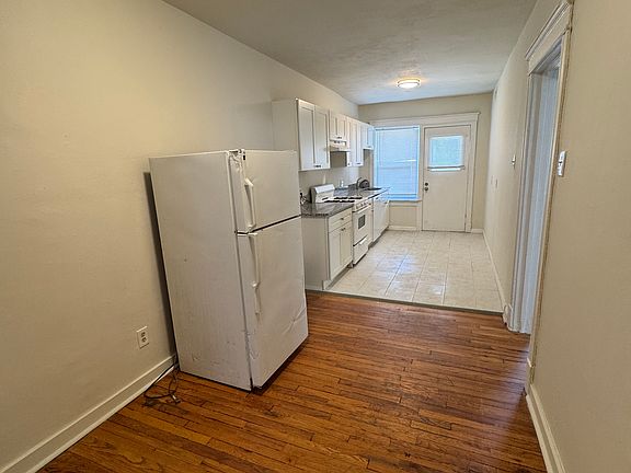 3rd image of 822 Leland Ave APT 1S