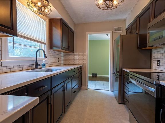 3rd image of 3020 Rush Ave