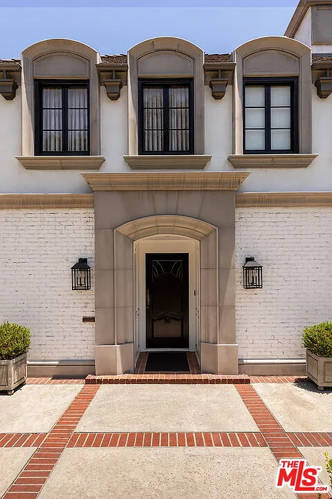 6 bed, 6.5 bath, 6196 sqft, $40,000 — Photo 2