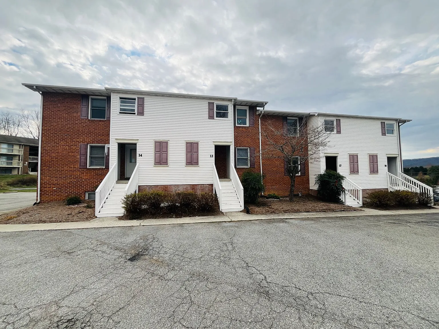 2 Bedroom, 1 Bath Apartment — Photo 4
