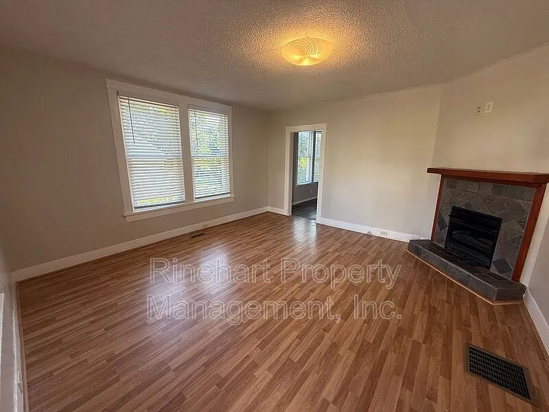 2 bed, 1.0 bath, 1130 sqft, $1,450 — Photo 2