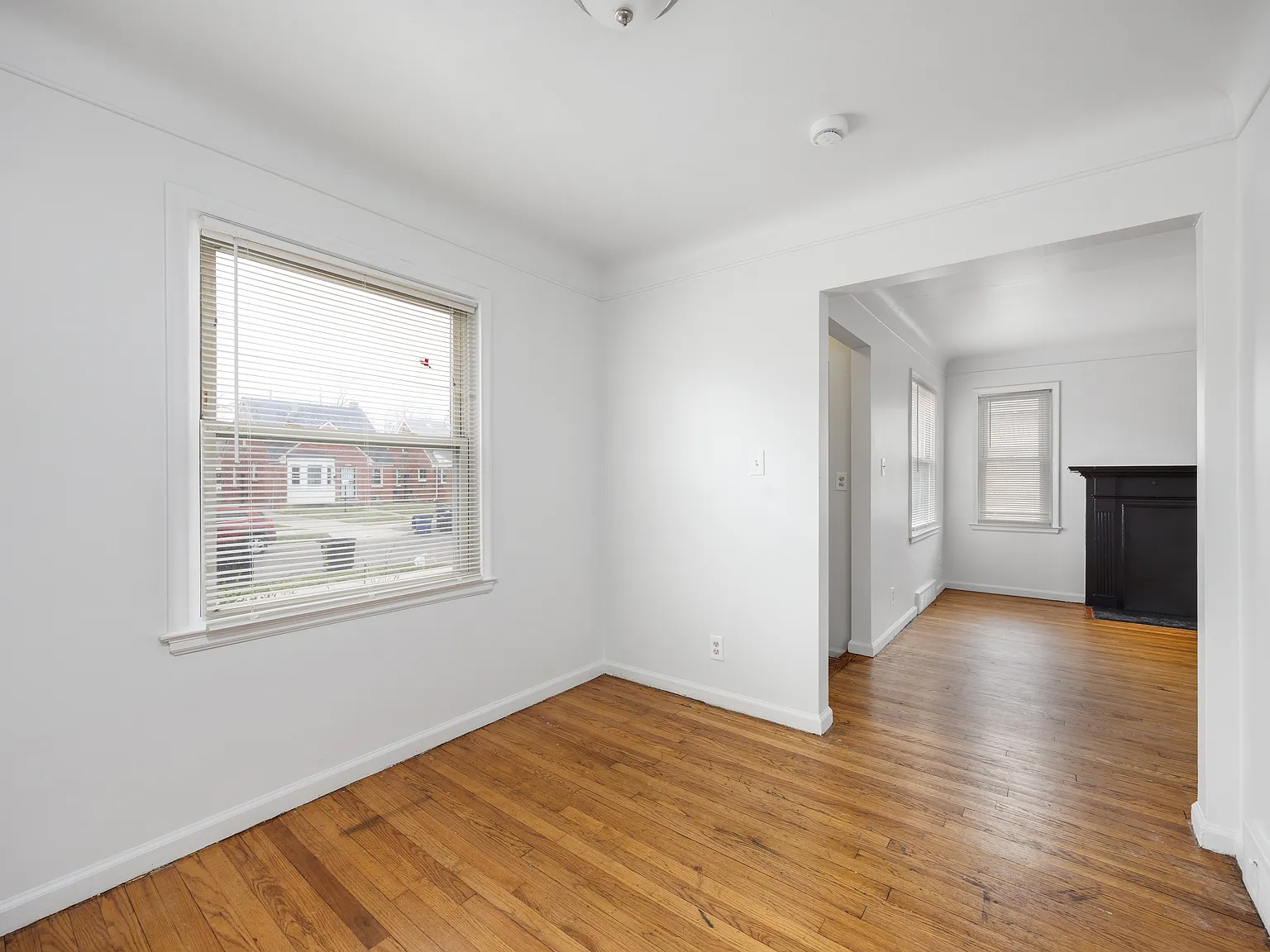 3 bed, 1.0 bath, 876 sqft, $1,250 — Photo 4