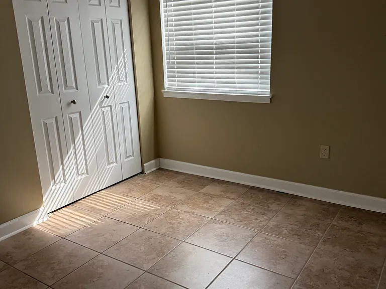 525 Oak Allee Dr — Photo 2