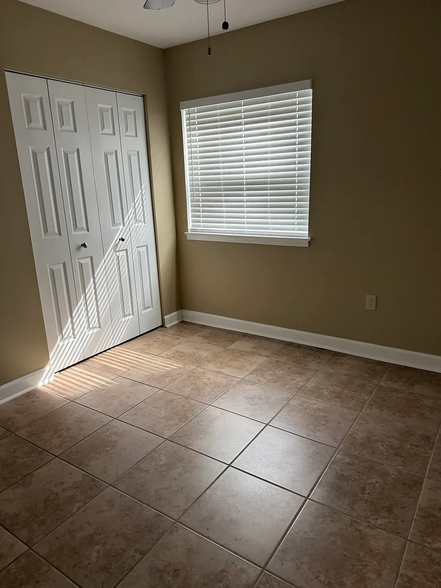 Building Photo - 525 Oak Allee Dr