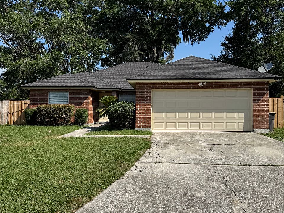 Front of house. House sits in a cul de sac
