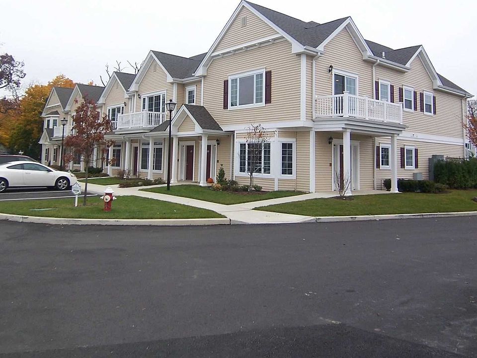 2nd image of 122 Kenneth Ct #122