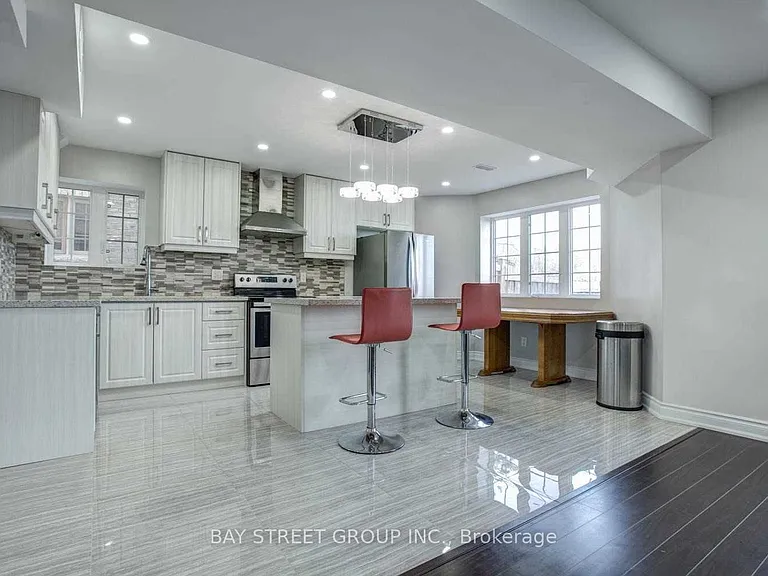 17 Lady Karen Cres #LOWER — Photo 10