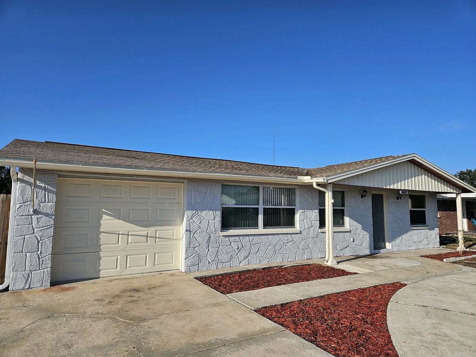 3 bed, 2000 sqft, $1,900 — Photo 3