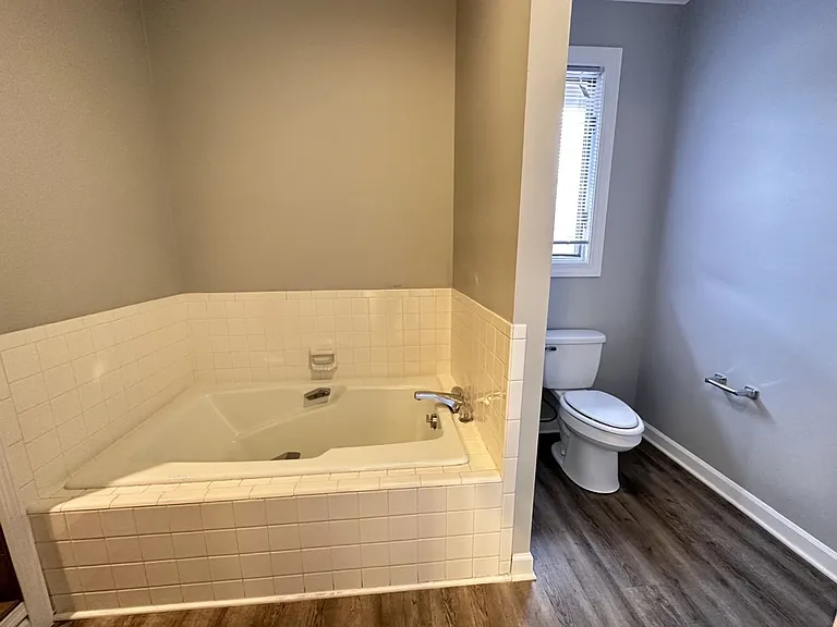208 Forest View Ct — Photo 18