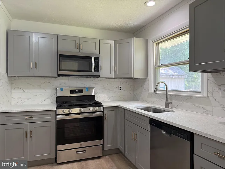 148 W Edinburgh Dr — Photo 3