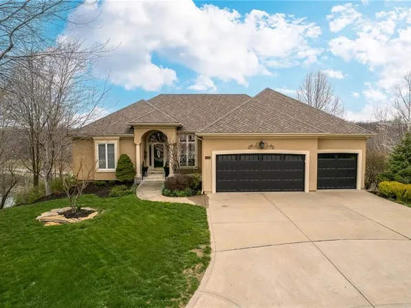 6249 Northlake Dr, Parkville, MO 64152