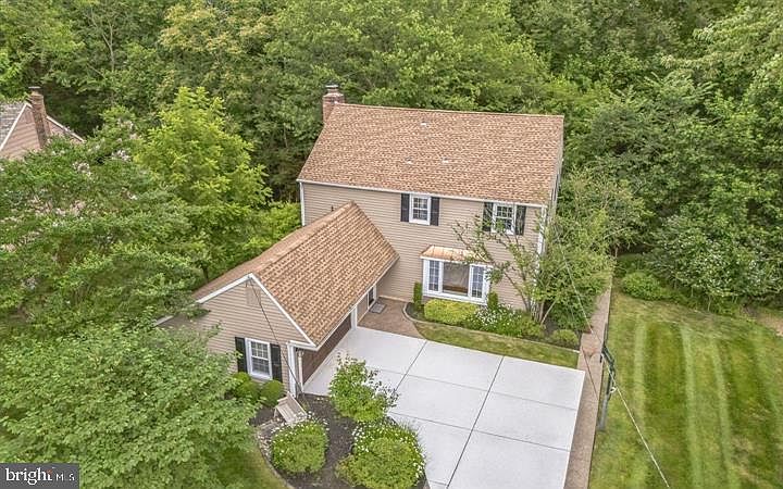 1st image of 1921 W Point Dr