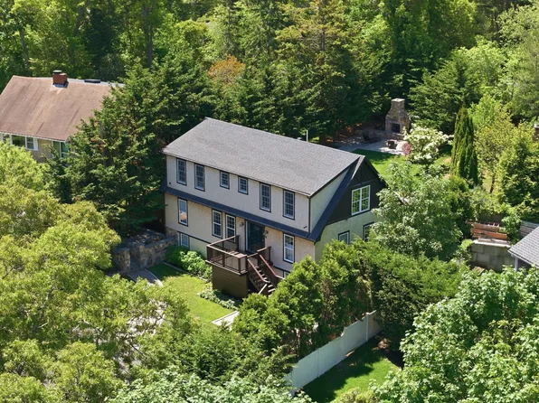 21 Davis St, Tisbury, MA 02568