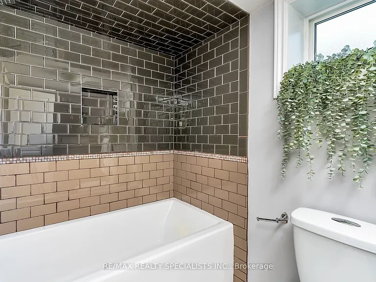290 Westmount Ave #LOWER — Photo 14