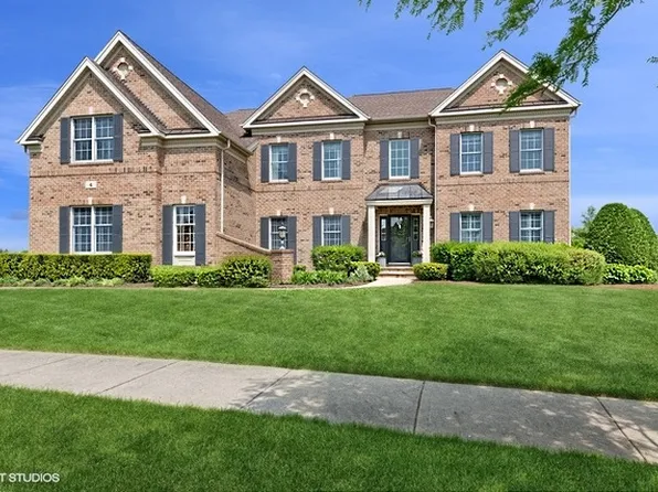 4 River Highlands Dr, Hawthorn Woods, IL 60047
