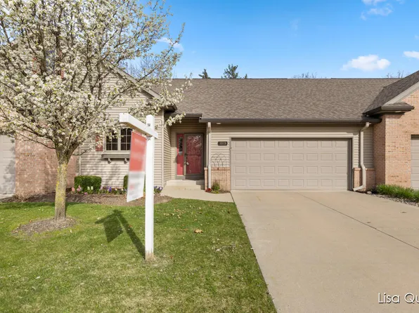 1019 Grosvenor Dr, Greenville, MI 48838
