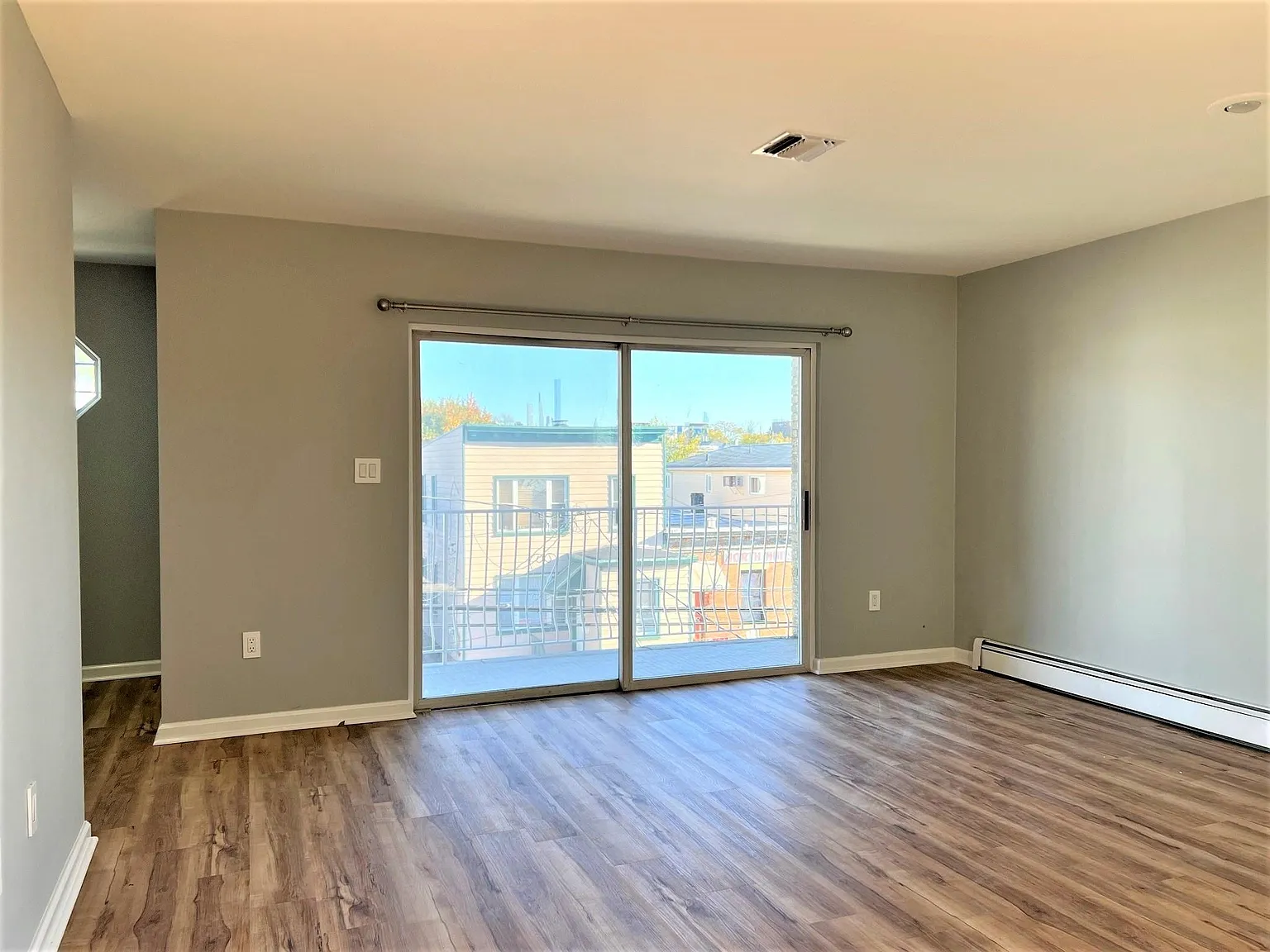 3 bed, 1050 sqft, $3,100 — Photo 2