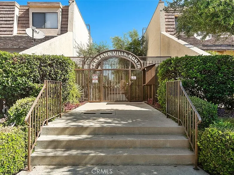 18415 Collins St — Photo 2