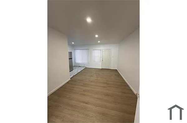 Building Photo - 5060 Bakman Ave #3