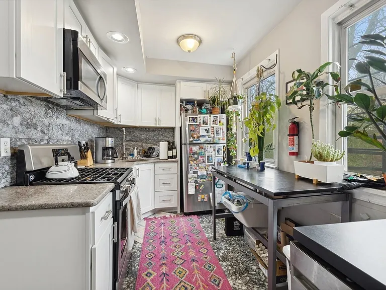 243 Montgomery St #2 — Photo 8